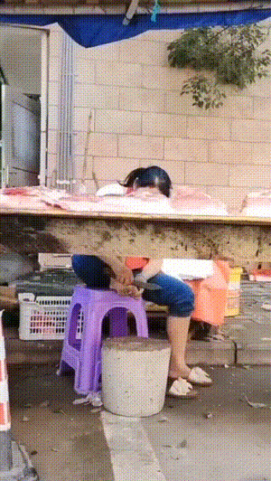 第一次见卖猪肉的是这么磨刀